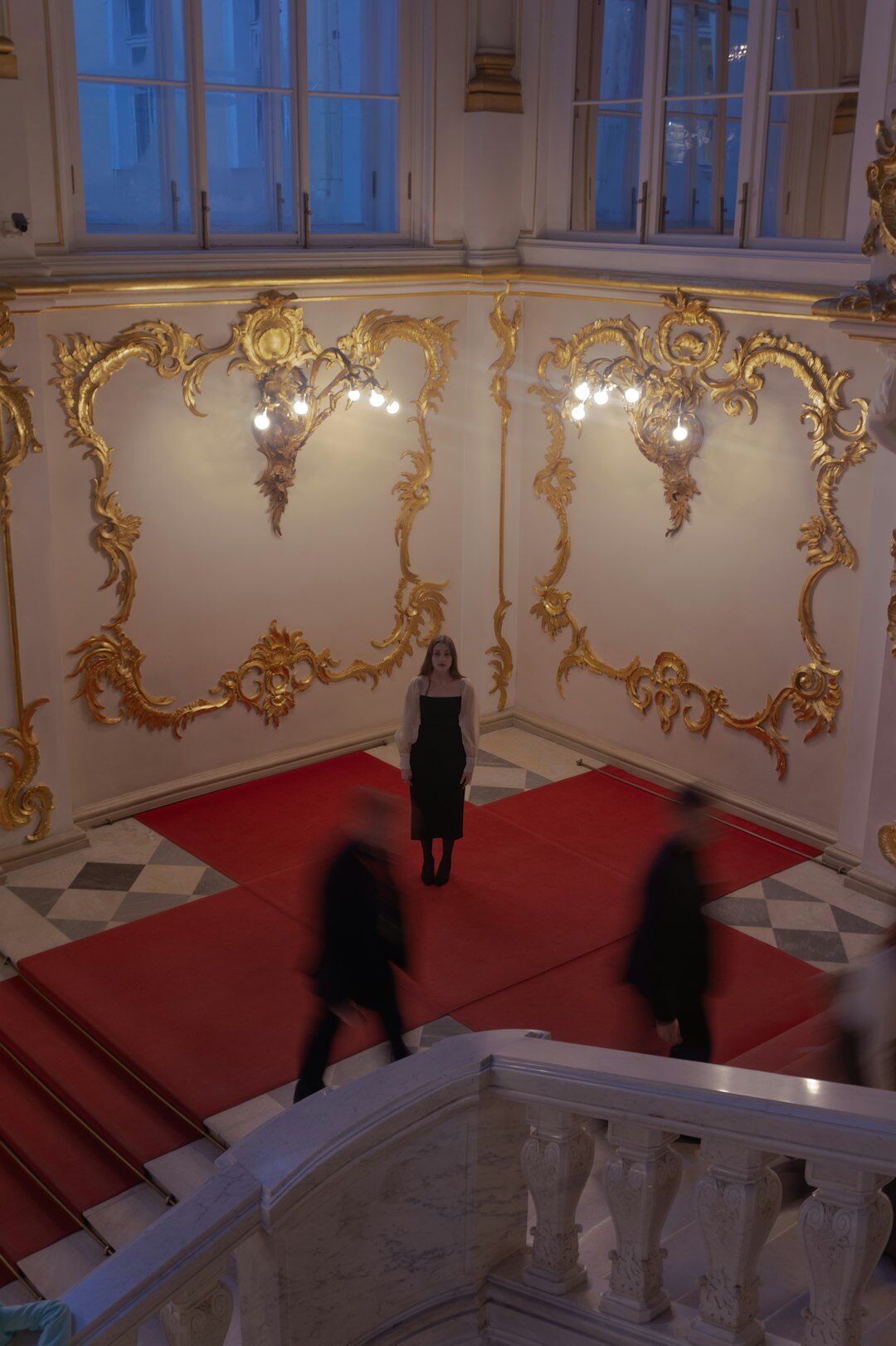 Tapis rouge lors d'une avant-première de film avec des photographes en arrière-plan