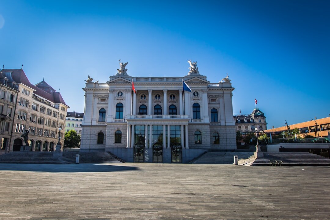 Le Palais fédéral de Suisse à Berne sous un ciel bleu