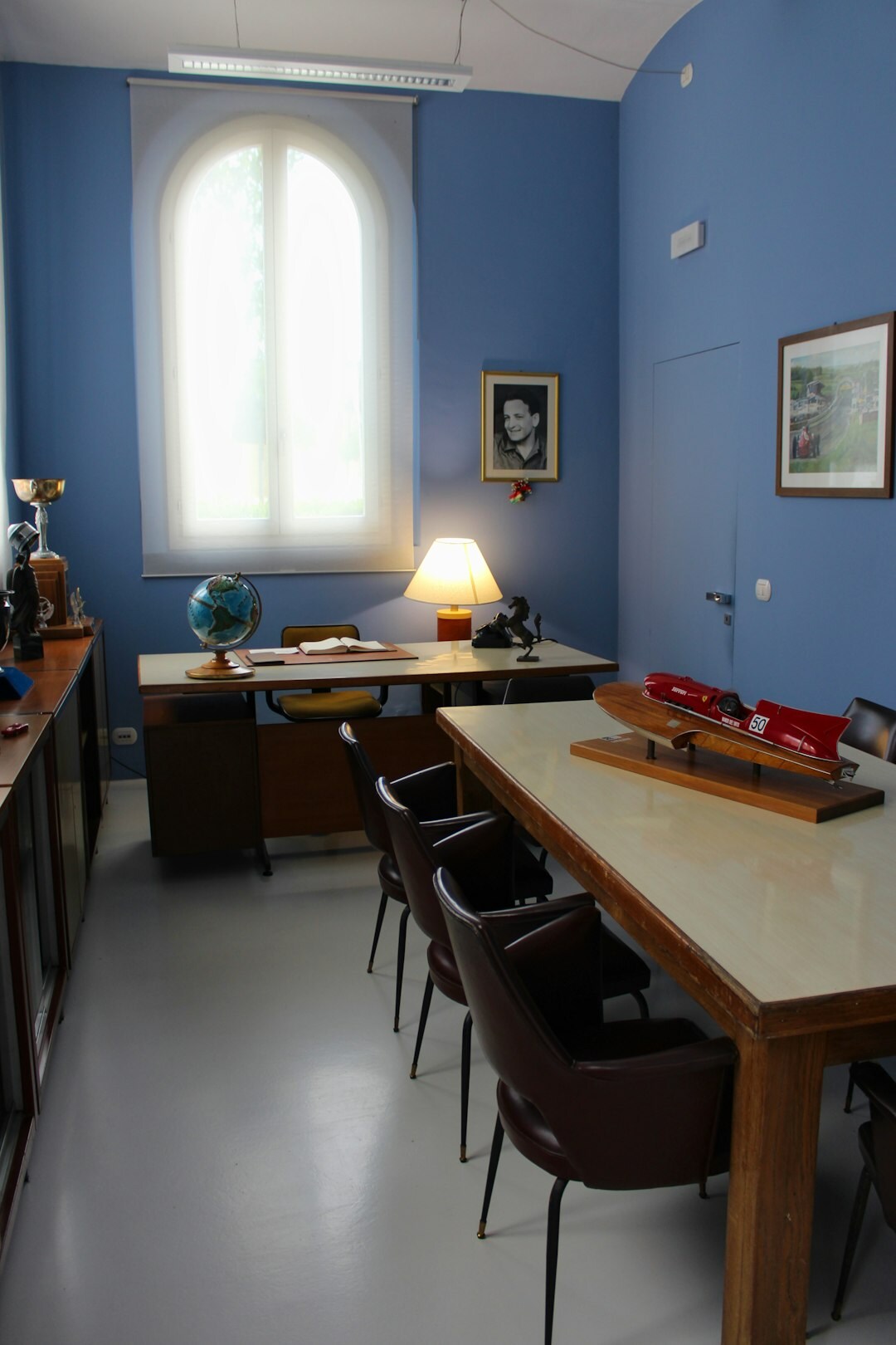 Journalistes au travail dans une salle de rédaction moderne et lumineuse